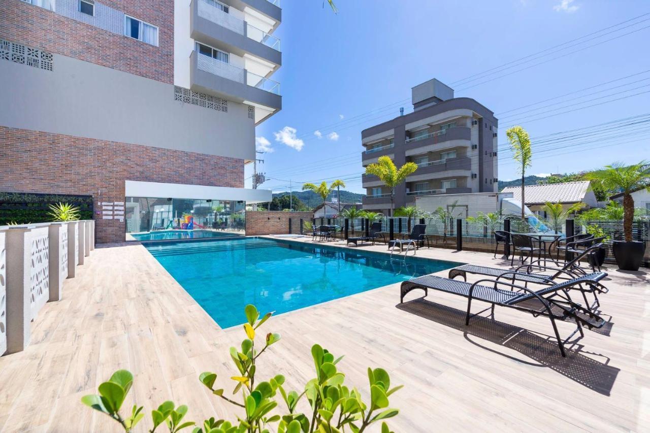 Terrazzo 602B: Beachfront Duplex with Pool and Fitness Center Bombinhas Exterior photo