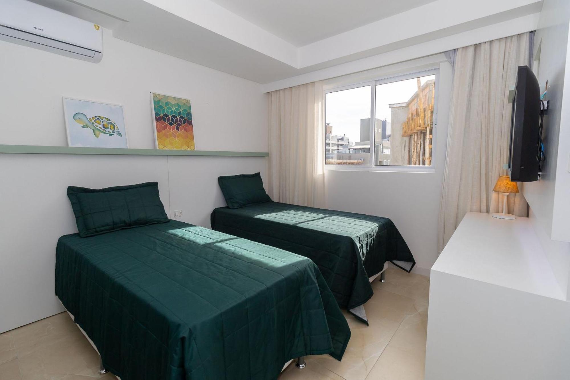 Terrazzo 602B: Beachfront Duplex with Pool and Fitness Center Bombinhas Exterior photo
